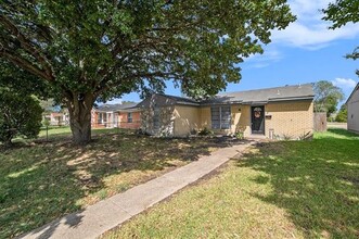 10027 Oak Gate Ln in Dallas, TX - Building Photo - Building Photo