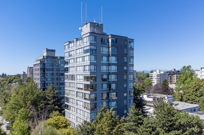 Regancy Place in Vancouver, BC - Building Photo - Building Photo