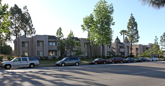 Pendleton Arms Apartments in Sun Valley, CA - Building Photo - Building Photo