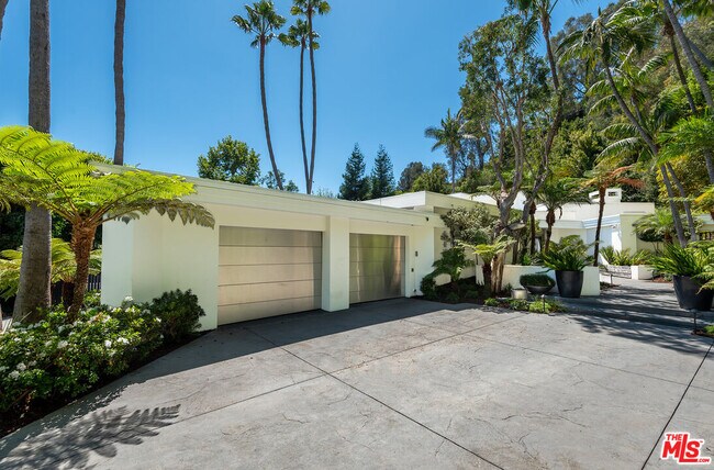 577 E Channel Rd in Santa Monica, CA - Building Photo - Building Photo