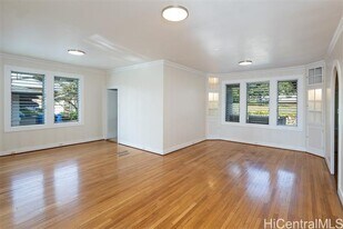 2238 Ho'onanea St in Honolulu, HI - Building Photo