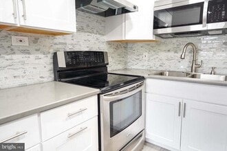 6415 3rd St in Alexandria, VA - Foto de edificio - Building Photo