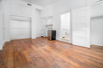 Main Plaza Apartments in San Antonio, TX - Foto de edificio - Building Photo