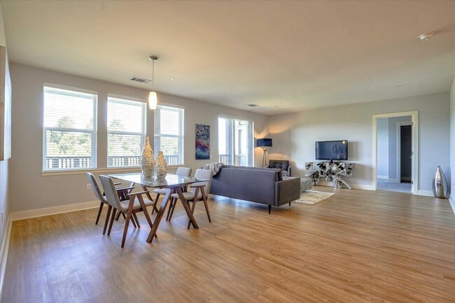 33 North Apartments in San Rafael, CA - Foto de edificio - Building Photo