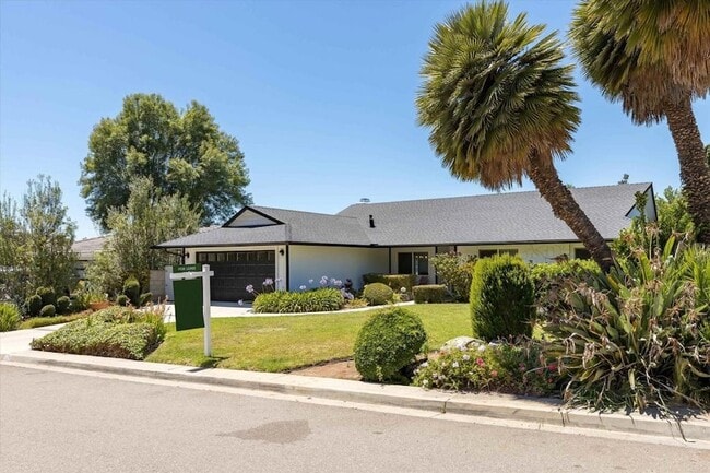 1304 San Julian Dr in San Marcos, CA - Foto de edificio - Building Photo