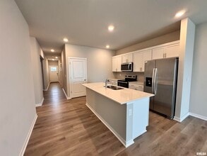 709 E Bear Dr in Tiffin, IA - Foto de edificio - Building Photo