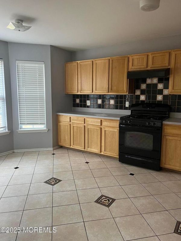 131 Murray Dr in Old Bridge, NJ - Foto de edificio - Building Photo