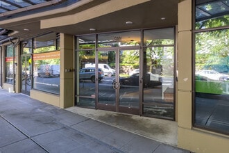 Adelaide in Seattle, WA - Foto de edificio - Building Photo