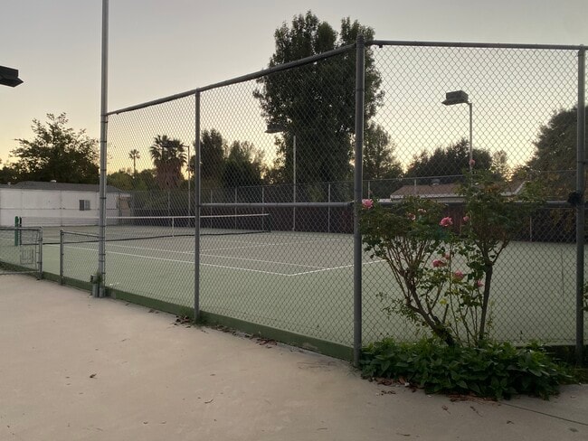 22636 Oxnard St in Woodland Hills, CA - Building Photo - Building Photo