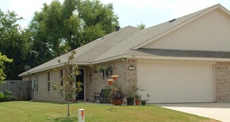 213-215 Robin St in Crowley, TX - Building Photo