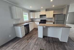 725 Oak Ln in Columbus, MI - Building Photo