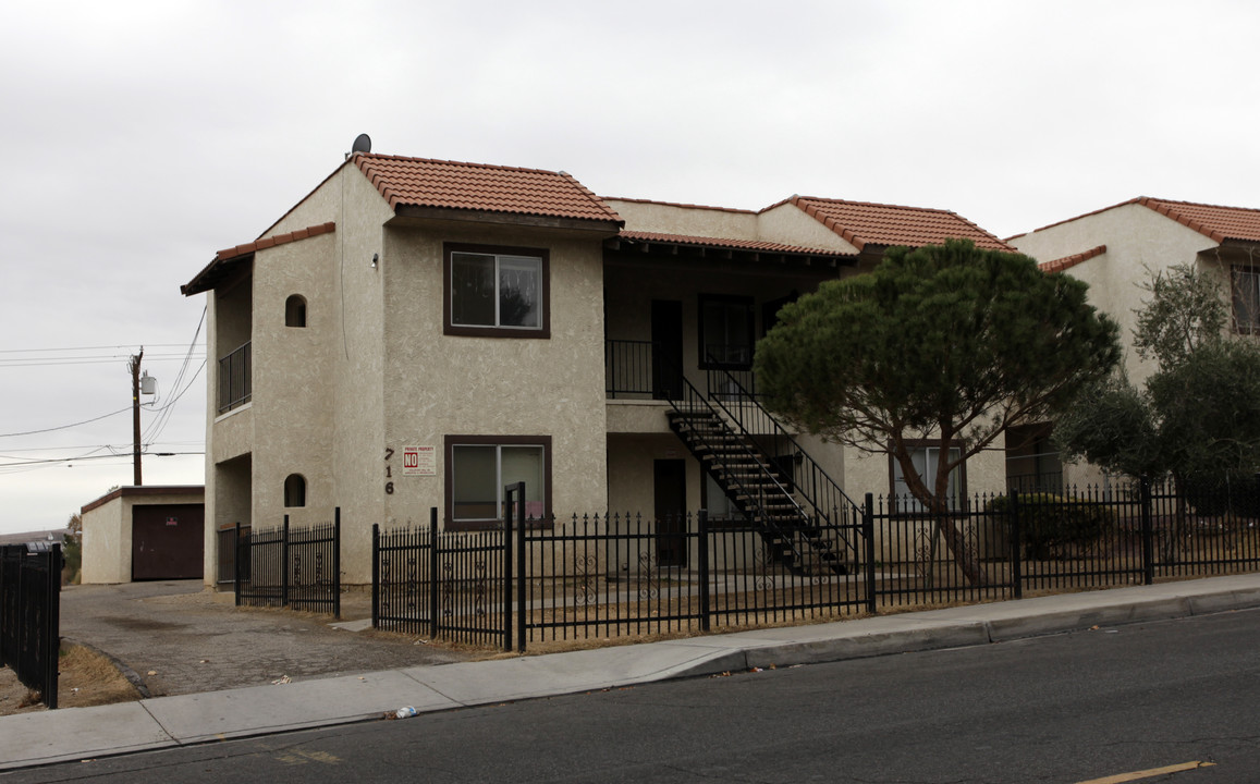 712 E Virginia Way in Barstow, CA - Building Photo