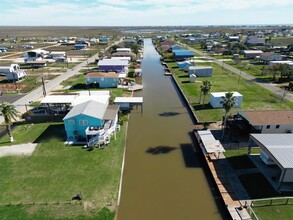 313 County Rd 201 in Bay City, TX - Building Photo - Building Photo