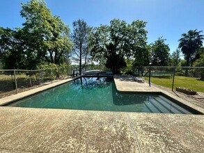 5939 Riverside Dr in Redding, CA - Foto de edificio - Building Photo