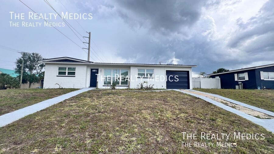 1085 Cleveland St in Titusville, FL - Building Photo