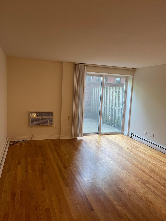 3700 N Pine Grove Ave, Unit STUDIO WITH PATIO in Chicago, IL - Building Photo - Building Photo