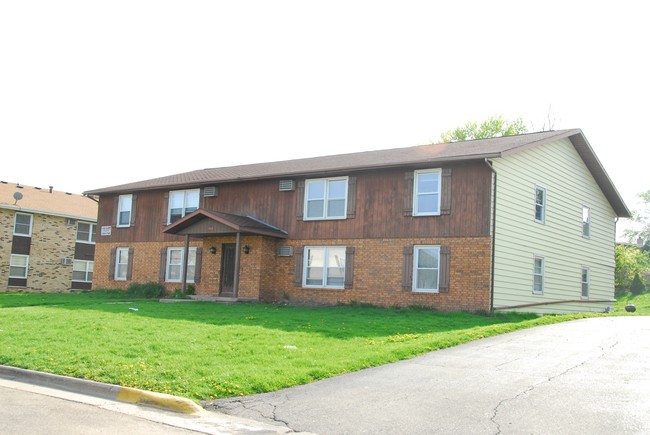 Spartan Drive Apartments in McFarland, WI - Building Photo - Building Photo