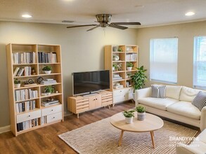 828 E 145th Ave in Tampa, FL - Foto de edificio - Building Photo