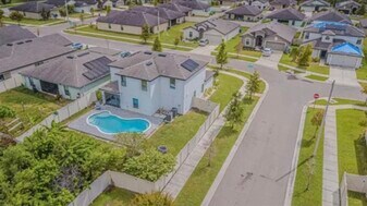 1118 Wynnmere Walk Ave in Ruskin, FL - Building Photo