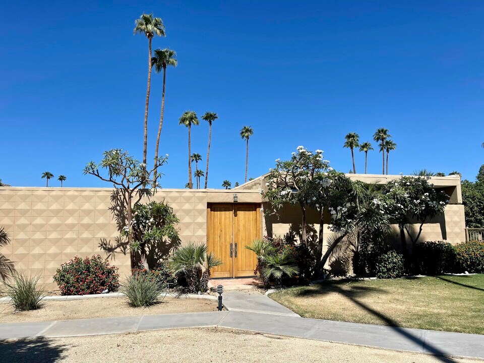 715 Sandpiper St in Palm Desert, CA - Foto de edificio