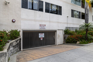 137 S Palm Dr in Beverly Hills, CA - Building Photo - Building Photo