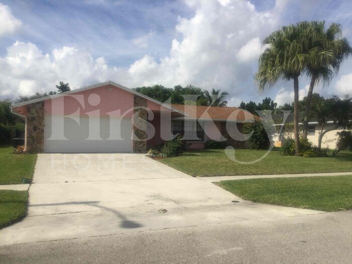 197 Martin Cir in Royal Palm Beach, FL - Building Photo