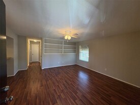 312 S Poplar St in Tomball, TX - Building Photo