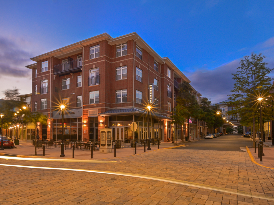 The Point at Monroe Place in Herndon, VA - Foto de edificio