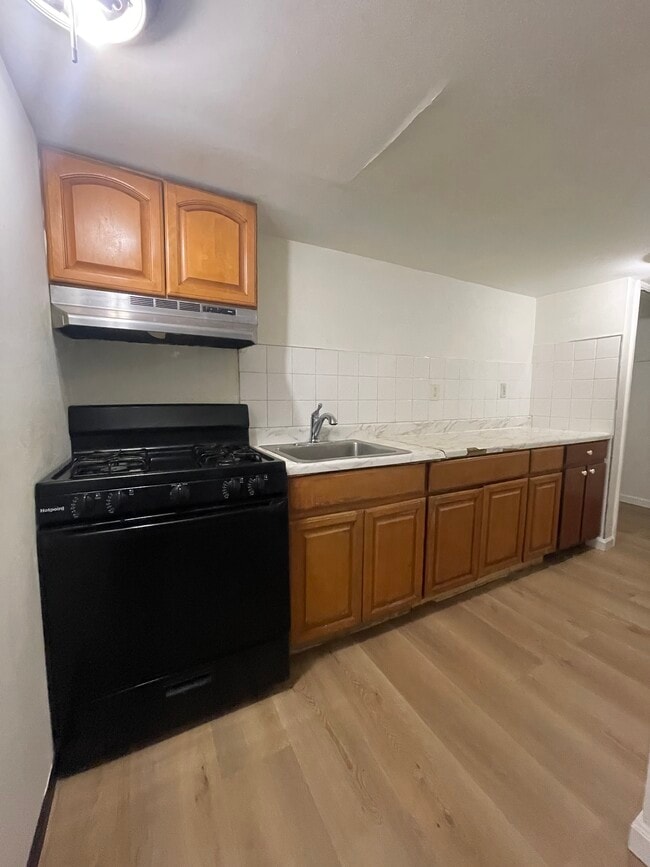 4706 104th St, Unit basement