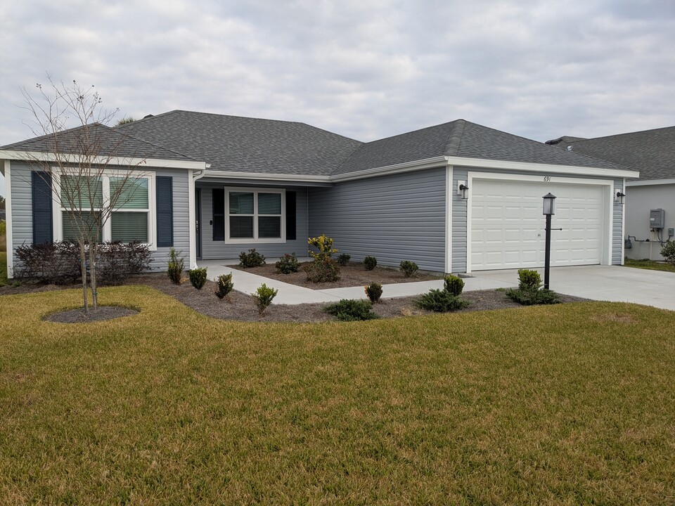 691 Rosemont Loop in Okahumpka, FL - Building Photo