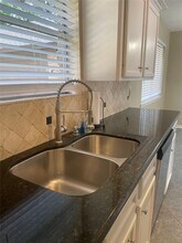 15206 Carols Way Dr in Houston, TX - Foto de edificio - Building Photo