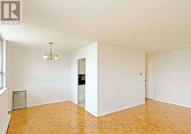 525 Eglinton Ave E in Toronto, ON - Building Photo - Building Photo