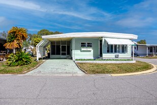 7001 142nd Ave N in Largo, FL - Building Photo