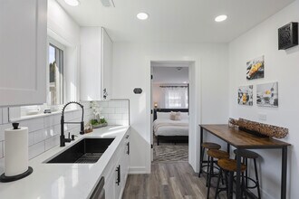 1900 Pratt Ave in Des Plaines, IL - Foto de edificio - Building Photo