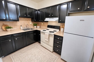 Village Park Apartments in Louisville, KY - Foto de edificio - Building Photo