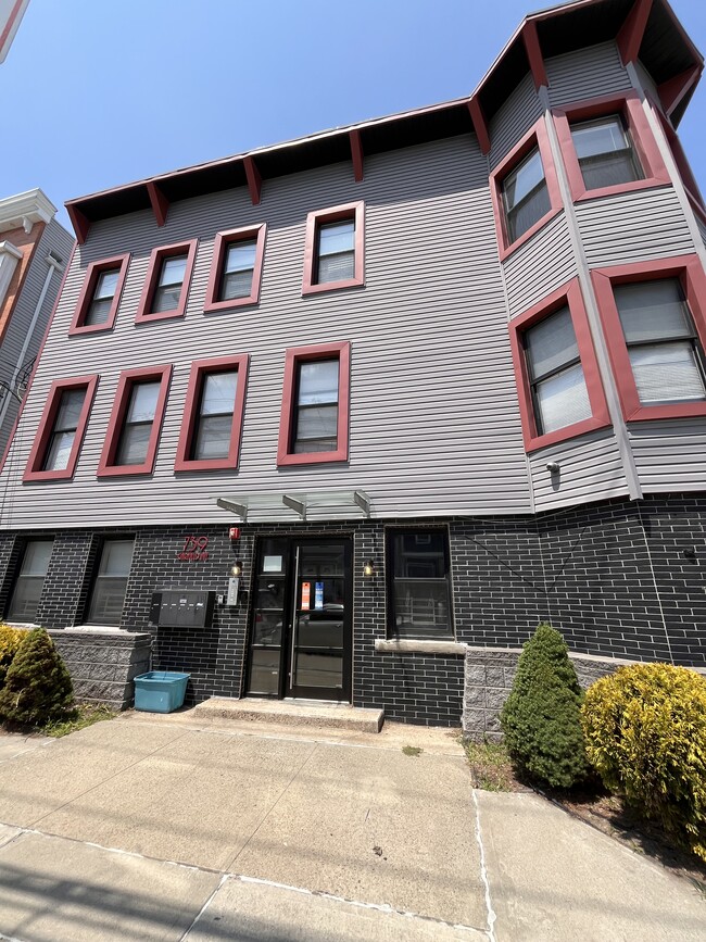 749 Garfield Ave, Unit 3B in Jersey City, NJ - Foto de edificio - Building Photo