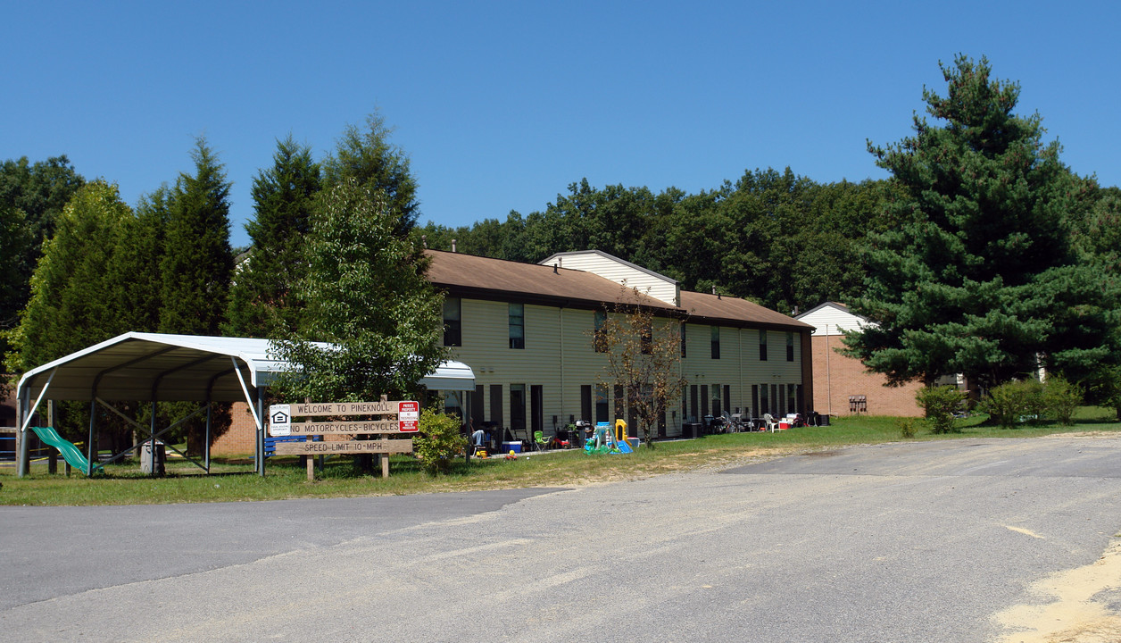 Pineknoll Apartment in Oak Hill, WV - Building Photo