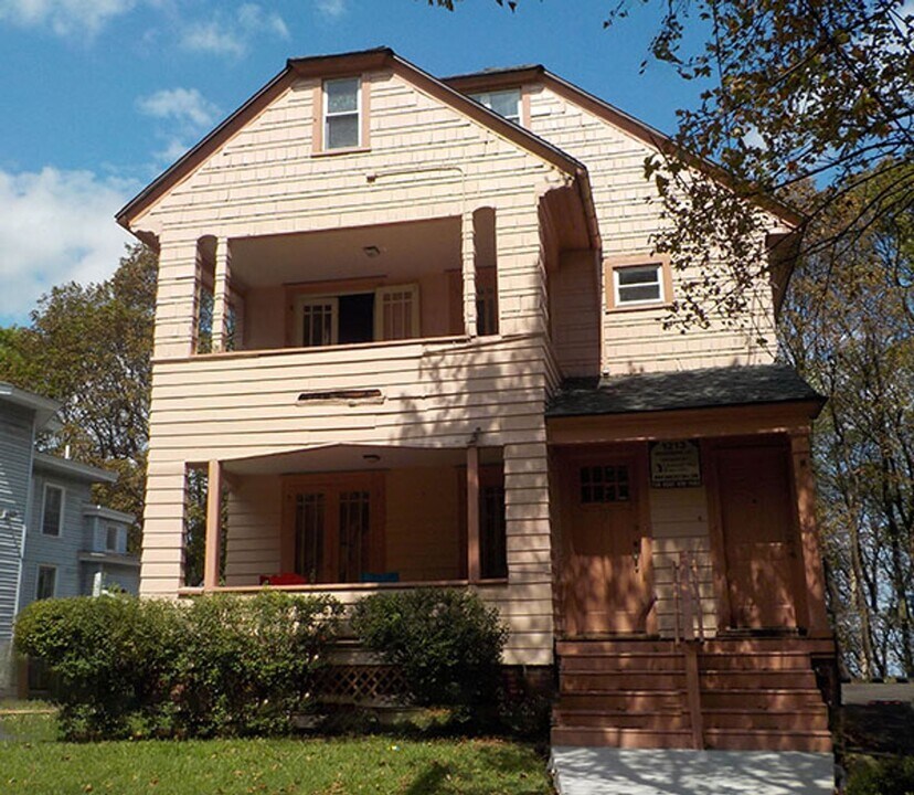 1213 Madison St in Syracuse, NY - Building Photo