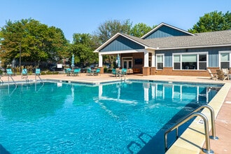 Barrington Park Townhomes in Lenexa, KS - Foto de edificio - Building Photo