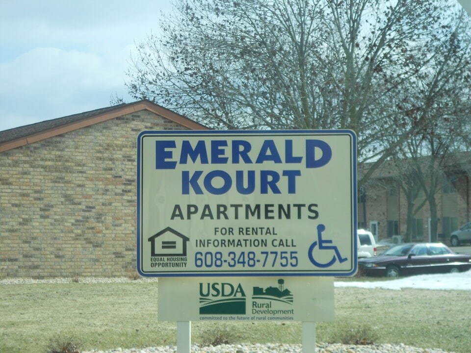 Emerald Kourt Apartments in Platteville, WI - Foto de edificio