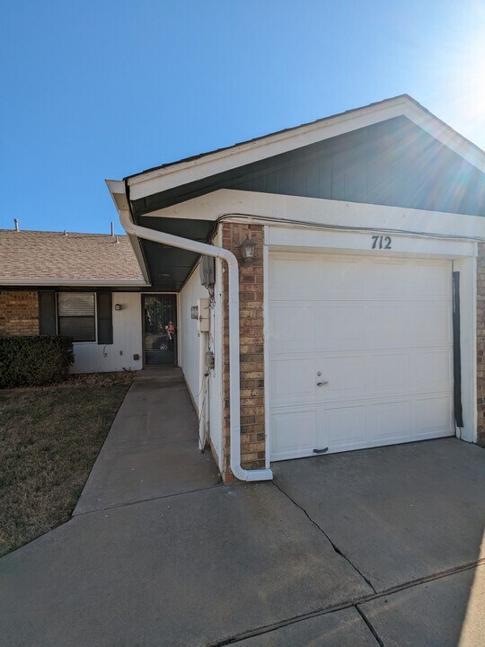 712 Swan Lake Rd in Edmond, OK - Building Photo