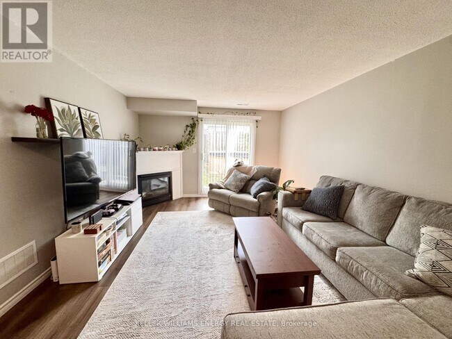 35 Champine Square in Bowmanville, ON - Building Photo - Building Photo