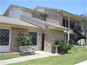 700 Piner St in Honey Grove, TX - Foto de edificio - Building Photo