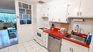 50 Green St, Unit 114 in Brookline, MA - Foto de edificio - Building Photo