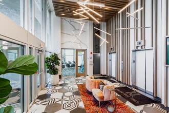 Highland House Tower by Albion in Pittsburgh, PA - Foto de edificio - Lobby