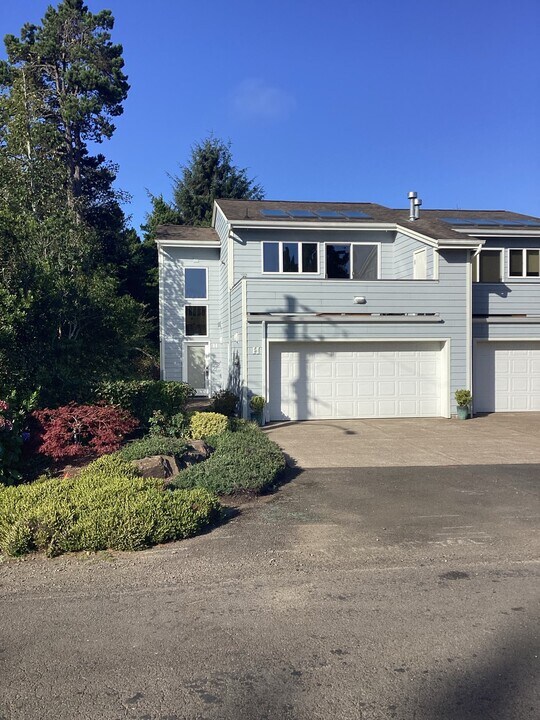 3910 NE Megginson St in Newport, OR - Building Photo