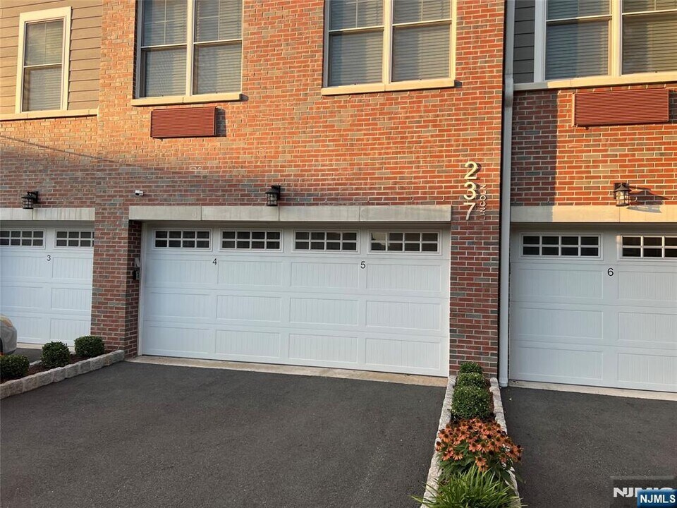 237 Lincoln Ave in Cliffside Park, NJ - Building Photo