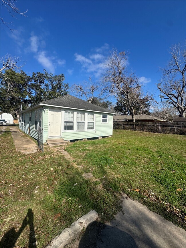 512 Rice St in Angleton, TX - Building Photo - Building Photo