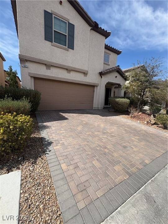 7045 Coventry Glenn Rd in Las Vegas, NV - Building Photo