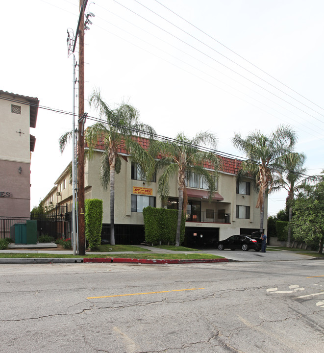 13910 Sayre St in Sylmar, CA - Foto de edificio